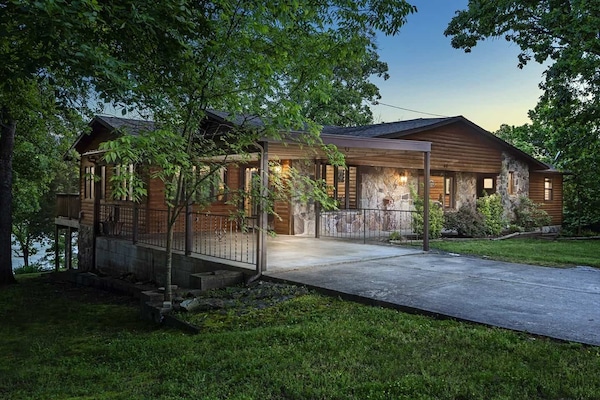 Welcome to Table Rock Lodge
Note the Car Port roof has been removed