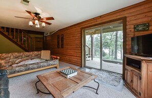 Smart-tv, een dvd-speler, boeken en een stereo