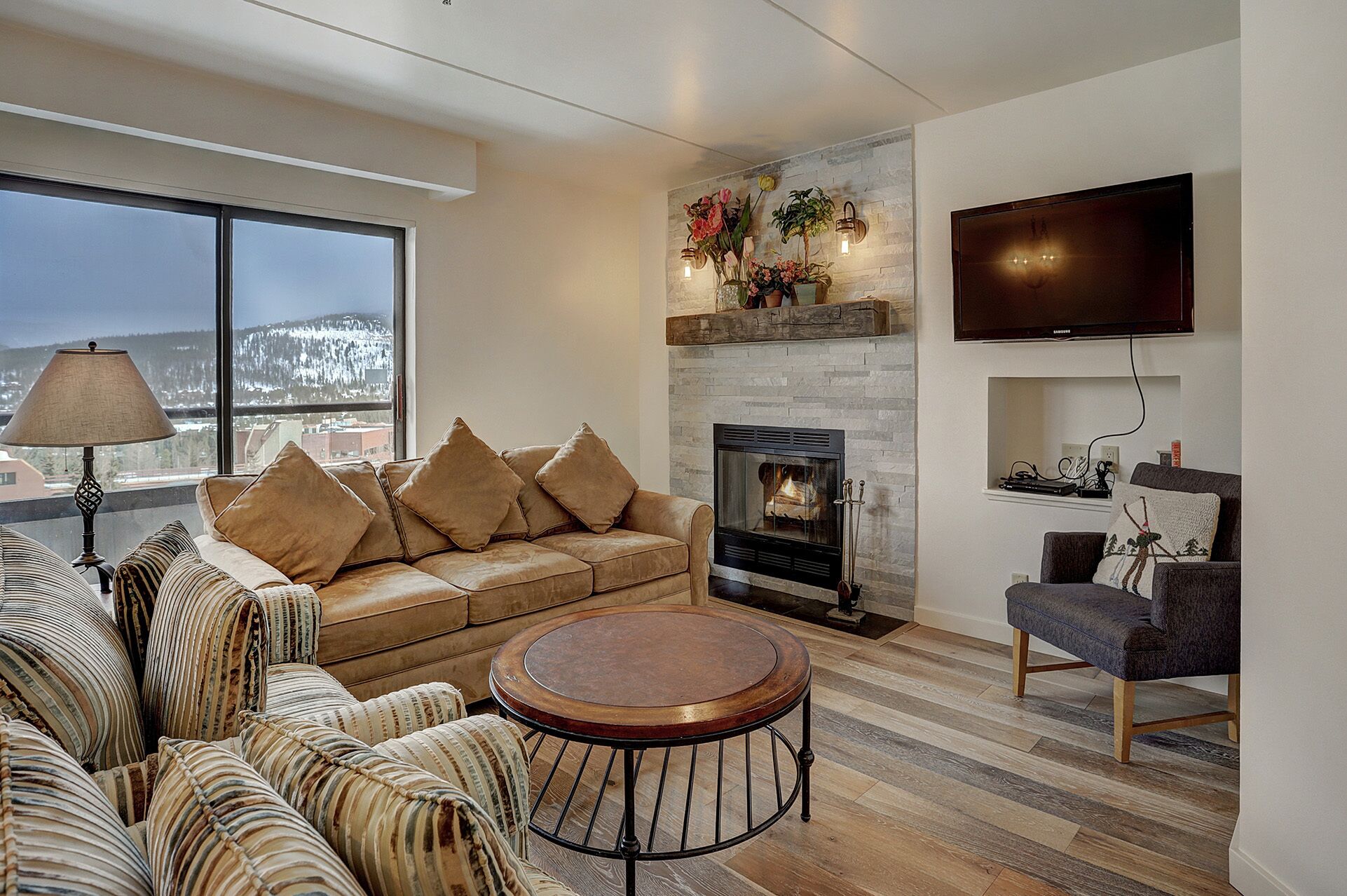 TV, fireplace