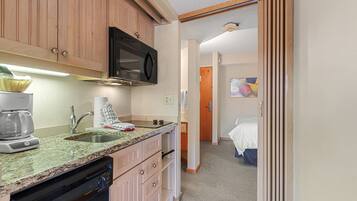 Een koelkast, een microgolfoven, een kookplaat, een vaatwasser