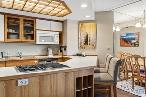 Mikrowelle, Herdplatte, Geschirrspüler