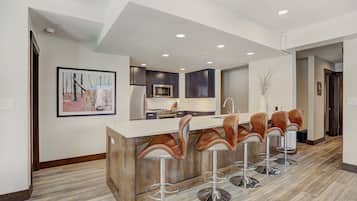 Microondas, placa de cocina, lavavajillas, cafetera/tetera