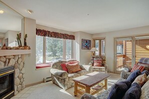 TV, fireplace, DVD player - Cozy Mountain Escape Next to the Snowflake Lift (Breckenridge)
