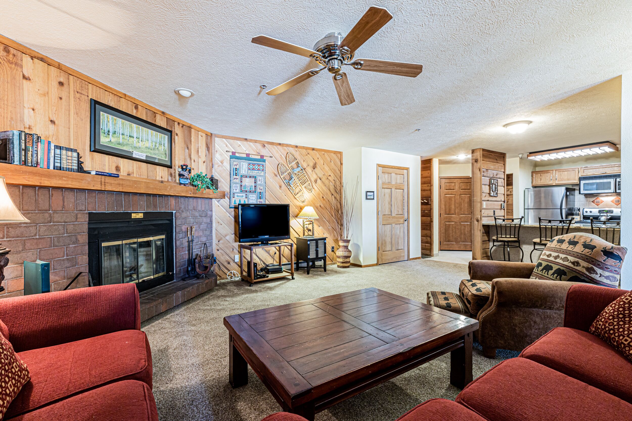 Televisión y chimenea 