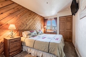 2 bedrooms, internet, bed sheets