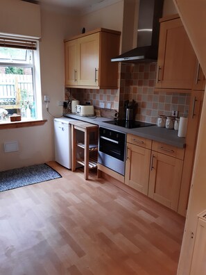 ثلاجة، ميكروويف، فرن، موقد طهي مسطح