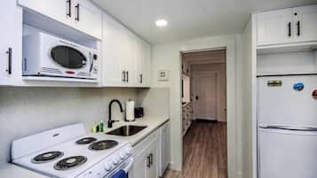 Kylskåp, mikrovågsugn, ugn och spishäll