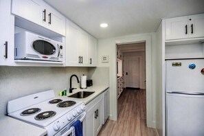 Kylskåp, mikrovågsugn, ugn och spishäll