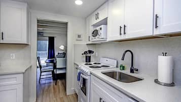 Kylskåp, mikrovågsugn, ugn och spishäll