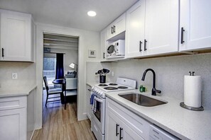 Kylskåp, mikrovågsugn, ugn och spishäll