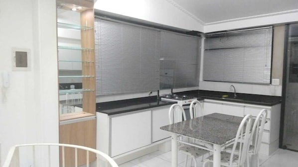 Frigorifero, microonde, forno, piano cottura