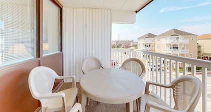 Happy beach condo w/partial ocean views from balcony/WiFi - near beach access