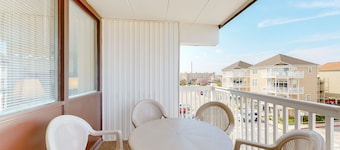 Happy beach condo w/partial ocean views from balcony/WiFi - near beach access
