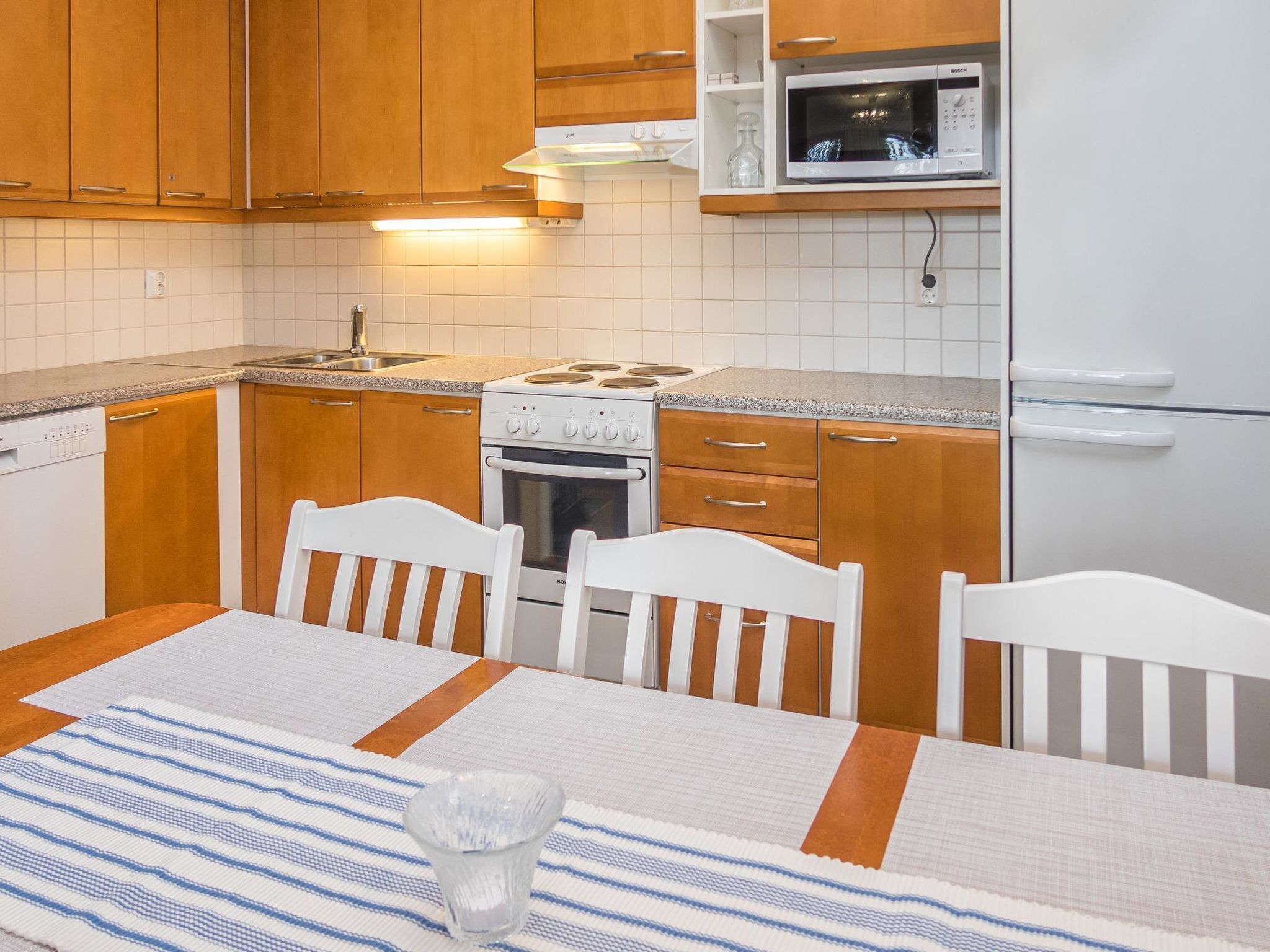 Kjøleskap, mikrobølgeovn, oppvaskmaskin og kjøkkenutstyr