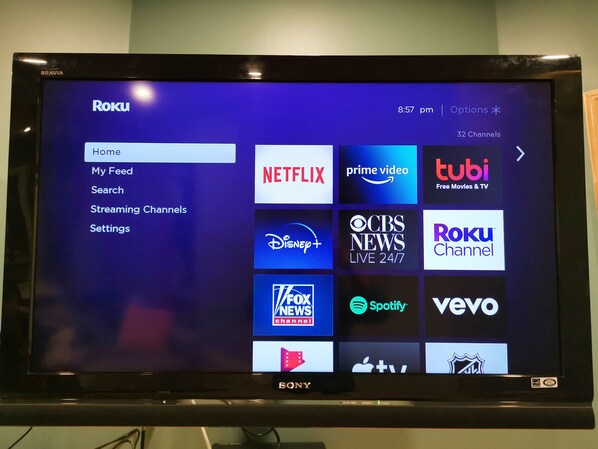 Schermo di una Roku TV che mostra diversi canali di streaming.
