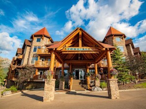 Ein großes, mehrstöckiges Hotel mit einem markanten Eingangspavillon, auf dem "Stone Ride" steht.