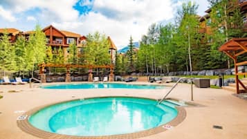 Una piscina al aire libre, una piscina climatizada