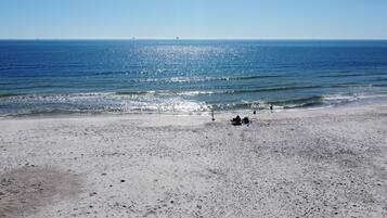 Rannalla, aurinkotuoleja, rantapyyhkeitä