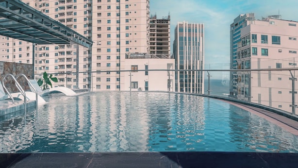 Una piscina en la azotea con vistas a rascacielos.
