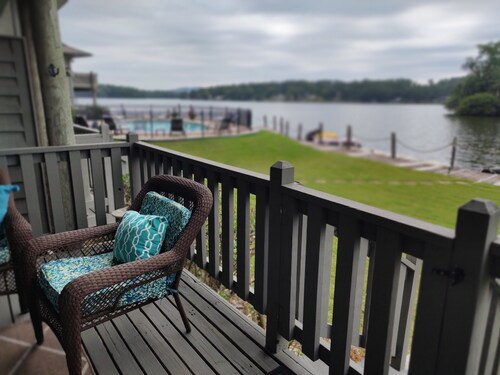 LAKEFRONT Condo on Lake Hamilton