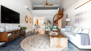 Televisor intel·ligent i llibres 