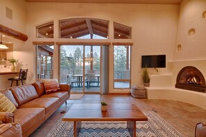 智能电视、壁炉、桌上足球