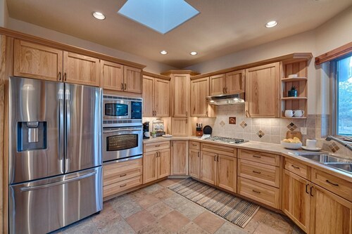 Villa Del Sol: Luxury Mountain Views, Hot Tub, Firepit, Game Room and Wraparound Deck Near Downtown!