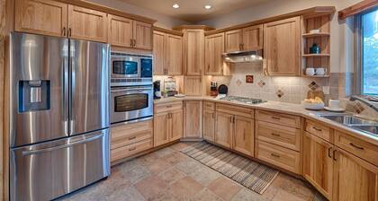 Villa Del Sol: Luxury Mountain Views, Hot Tub, Firepit, Game Room and Wraparound Deck Near Downtown!