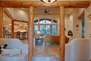 智能电视、壁炉、桌上足球