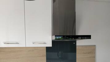 Een koelkast, een microgolfoven, een oven, een kookplaat