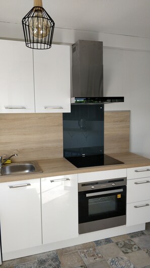 Réfrigérateur, micro-ondes, four, plaque de cuisson