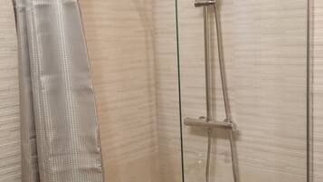 Douche, serviettes fournies, savon, papier toilette