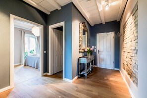 2 عدّة غرف نوم وواي فاي وملاءات أسرّة