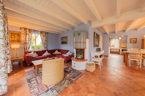 Televisión y chimenea 