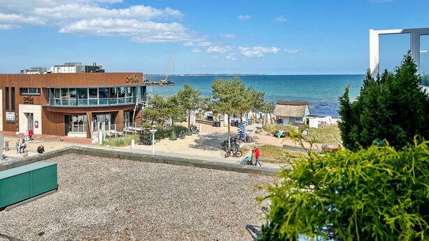 A coastal view with a building named "Alfa" and a clear blue sky. - Seaside SA 140 - Seaside, 2 Zi, 65m², Balkon, Meerblick, 2. OG Fahrstuhl (Scharbeutz)