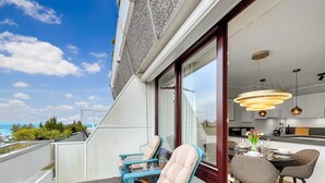 A balcony with two chairs and a table, overlooking a scenic ocean view. - Seaside SA 140 - Seaside, 2 Zi, 65m², Balkon, Meerblick, 2. OG Fahrstuhl (Scharbeutz)