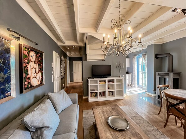 TV, fireplace
