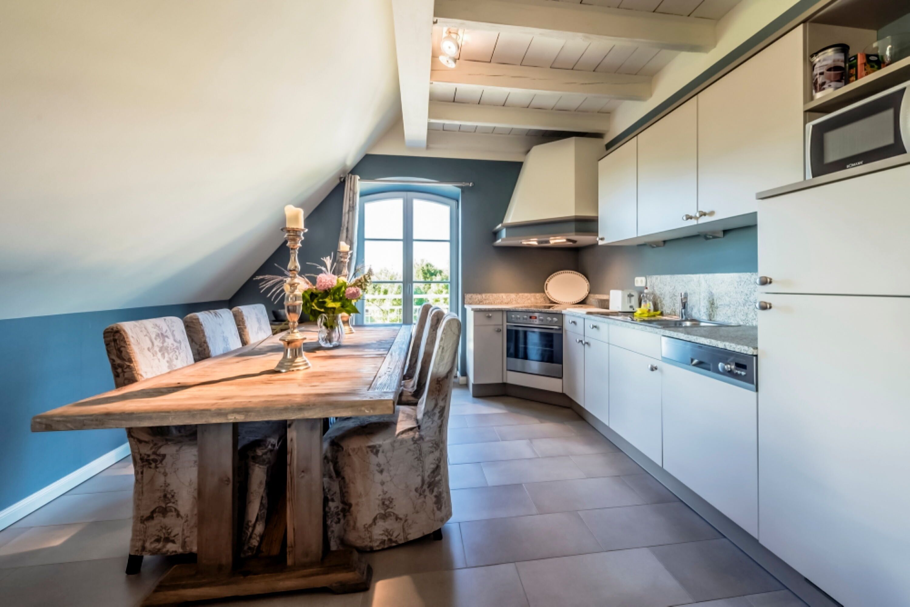 Een koelkast, een microgolfoven, een oven, een vaatwasser