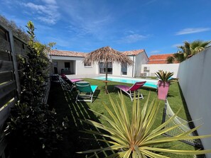 Terrace/patio - 9-person villa with heated pool, 4-star seaside location (Givrand)