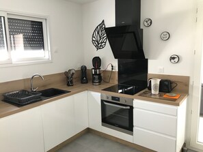 Fridge, microwave, oven, stovetop - 9-person villa with heated pool, 4-star seaside location (Givrand)