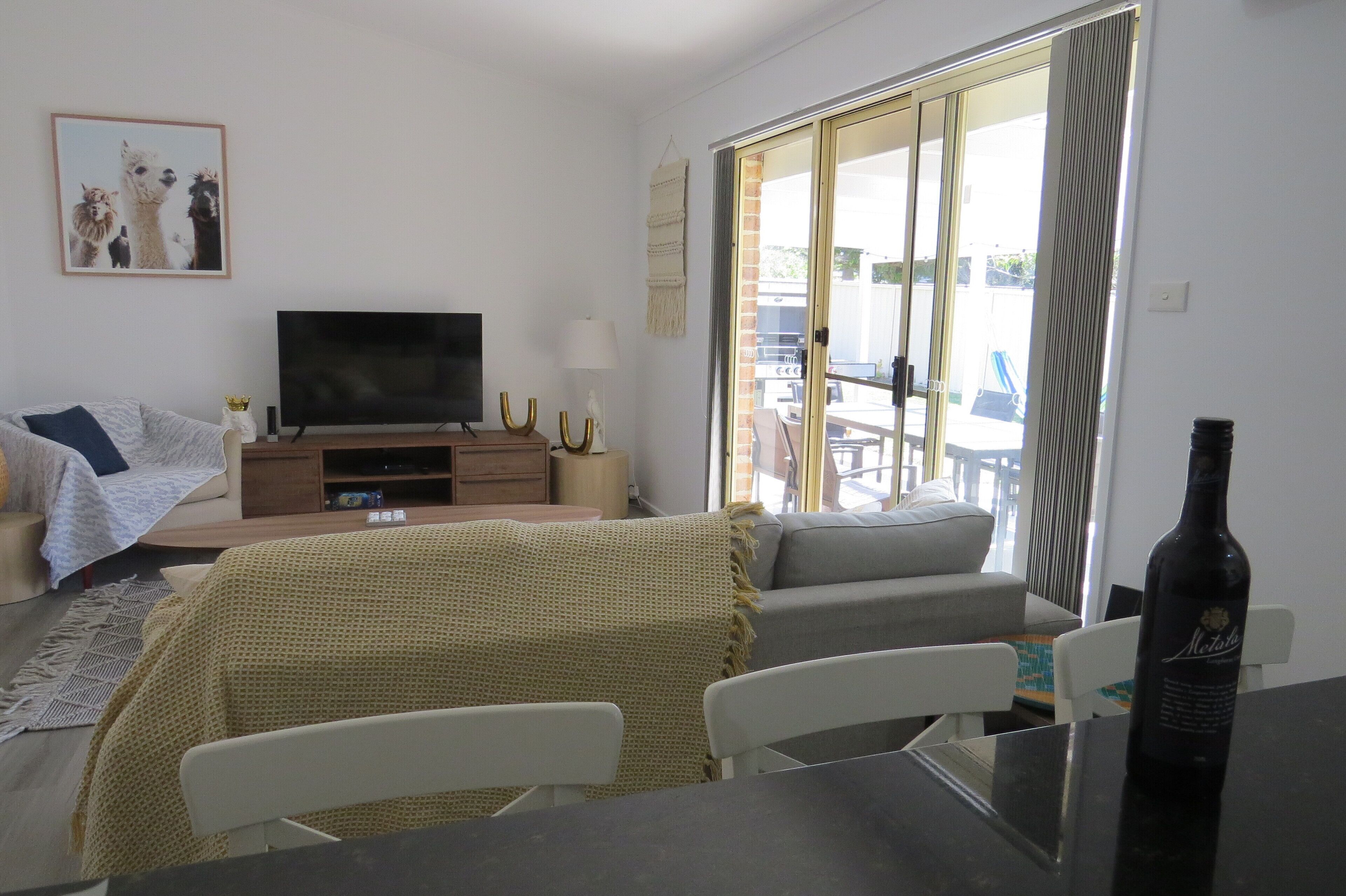 Casual TV room LoQ