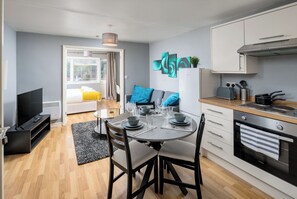 ثلاجة، ميكروويف، فرن، موقد طهي مسطح