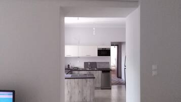 Frigorífico, microondas, horno y lavavajillas