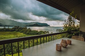 Outdoor dining - Hanalei Bay Resort 9305 (Hanalei Bay Hideaway) AC! (Princeville)