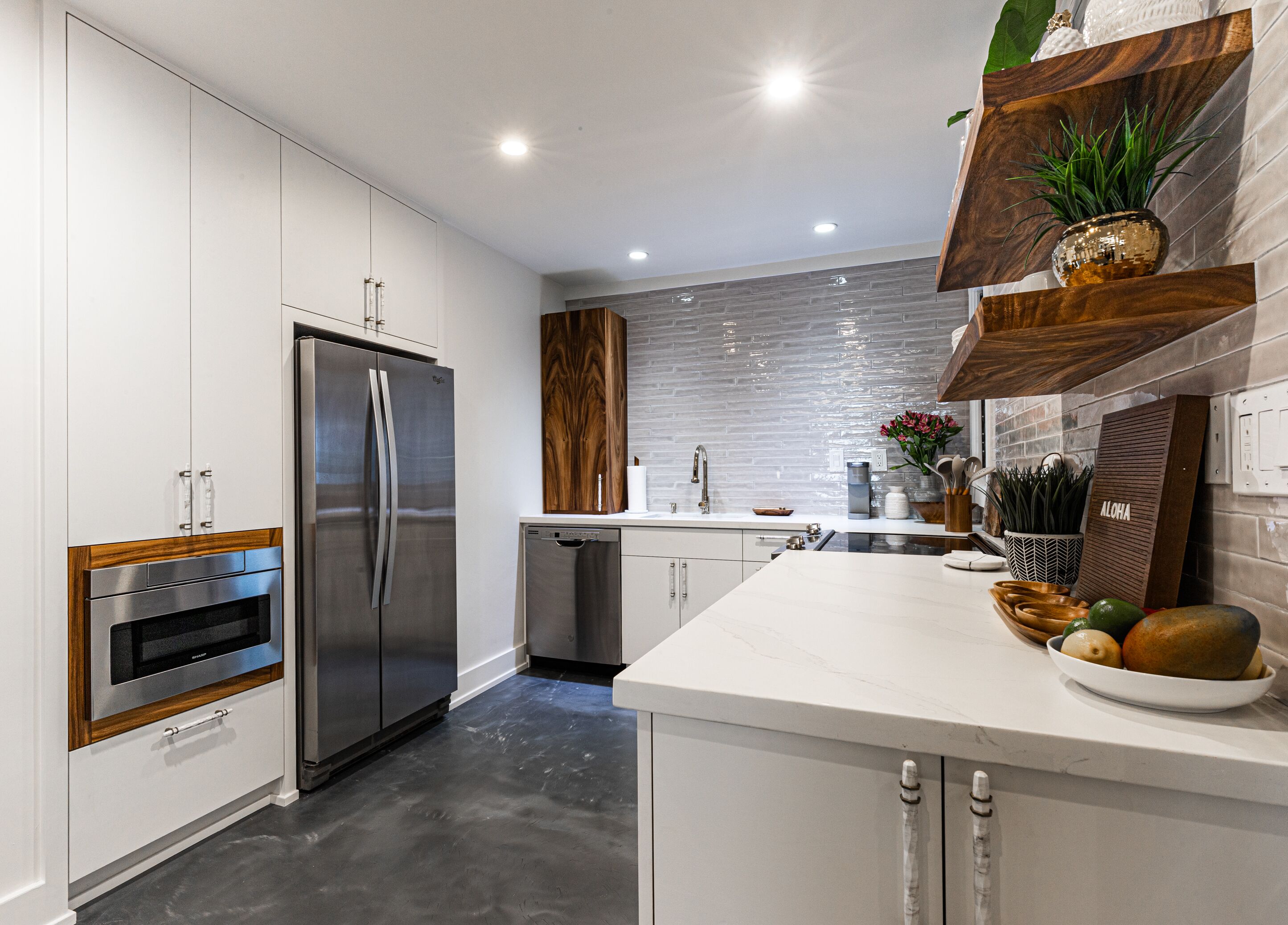 Coffee/tea maker, fridge, oven, stovetop