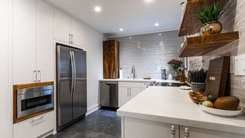 Coffee/tea maker, fridge, oven, stovetop