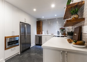 Fridge, oven, stovetop, dishwasher