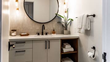 Regadera, secadora de cabello, toallas, jabón