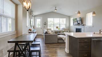 Televisie, een open haard en een dvd-speler