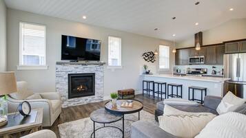 Televisie, een open haard en een dvd-speler